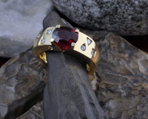 07/02/15 - ORLEAT - PUY DE DOME - FRANCE - Bague, creation Remy Bergeon - Photo Jerome CHABANNE