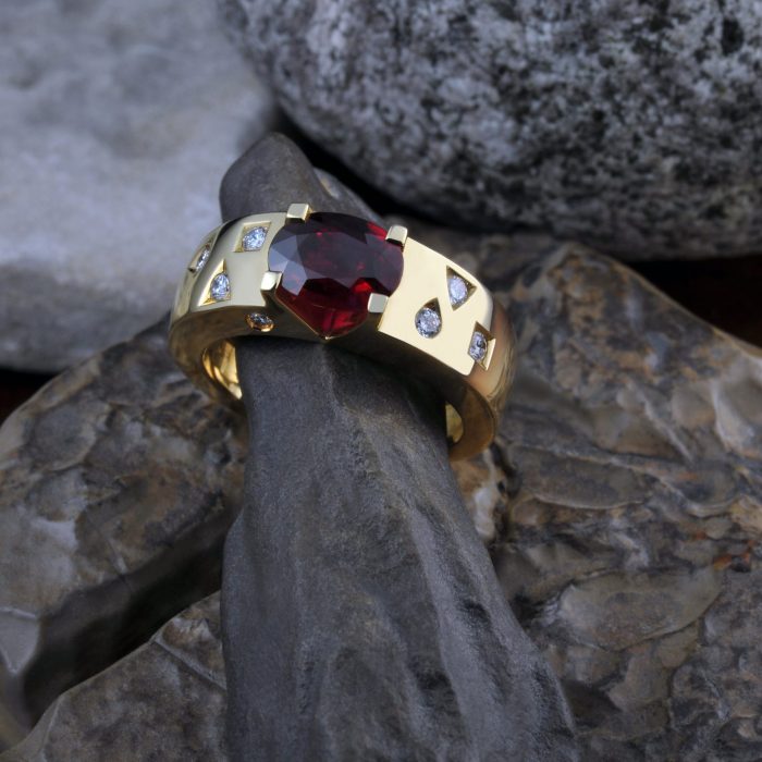 07/02/15 - ORLEAT - PUY DE DOME - FRANCE - Bague, creation Remy Bergeon - Photo Jerome CHABANNE